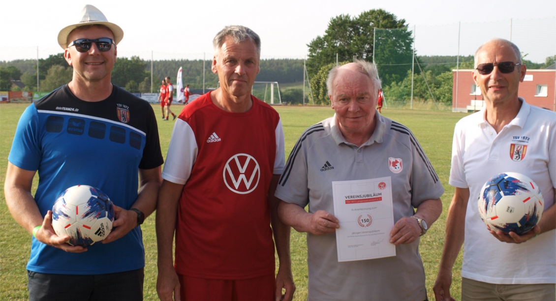 Foto: Ehrung zum Vereinsjubil&auml;um durch den KFA Ostth&uuml;ringen: Vorsitzender Heiko Neudeck, AH-Chef Sven Nauhardt, G&uuml;nther Hoyer vom KFA und Udo Frankowiak, 2. TSV-Vorsitzender (v.l.). 