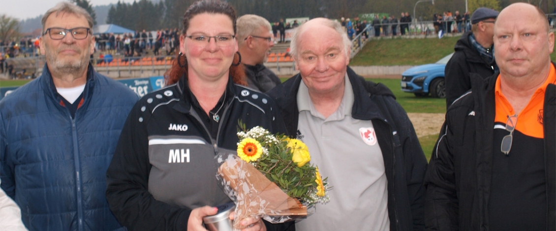 Geehrt wurden Manuela Hegner, Nico Engelst&auml;dter und Holger Michaelis. Im Foto: Rainer M&uuml;ller, Stellvertretender KFA-Vorsitzender, Manuela Hegner, G&uuml;nther Hoyer und Wismut-Vorsitzender Frank Neuhaus.