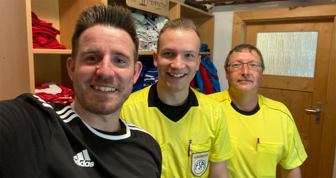 : In der R&uuml;dersdorfer Kabine vor dem Spiel: Max Pfannschmidt, Domenic Stamm und Uwe Giebel (v.l.).