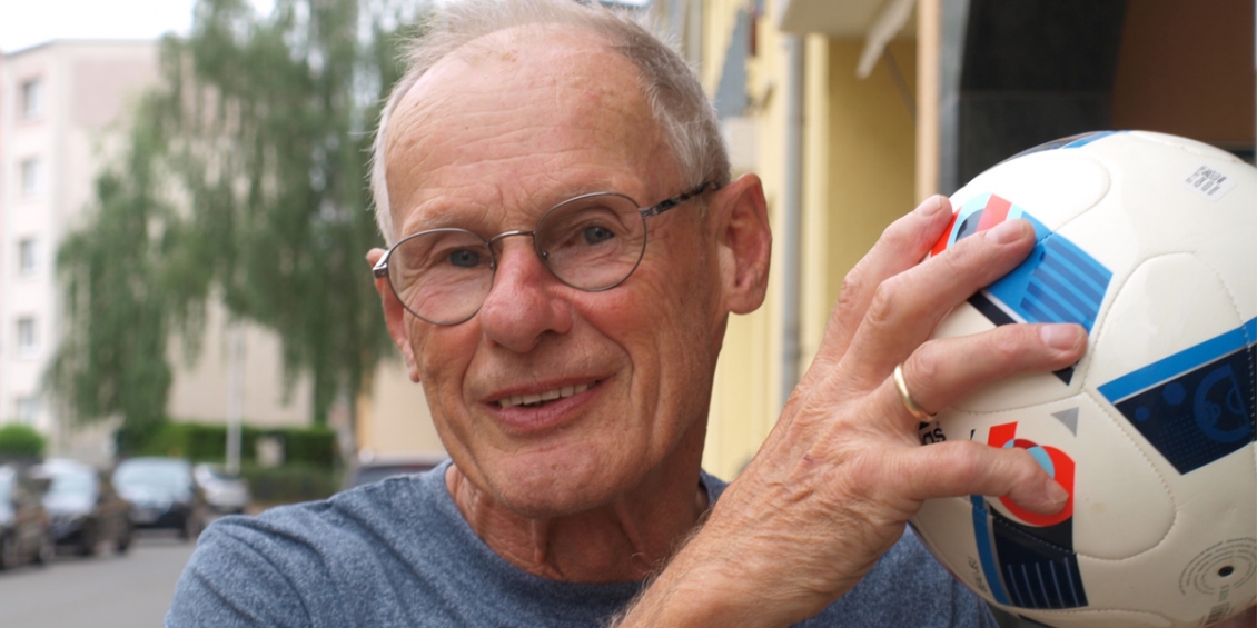 Hans-Ulrich Wendt ist mit 80 Jahren noch immer am Ball und fit