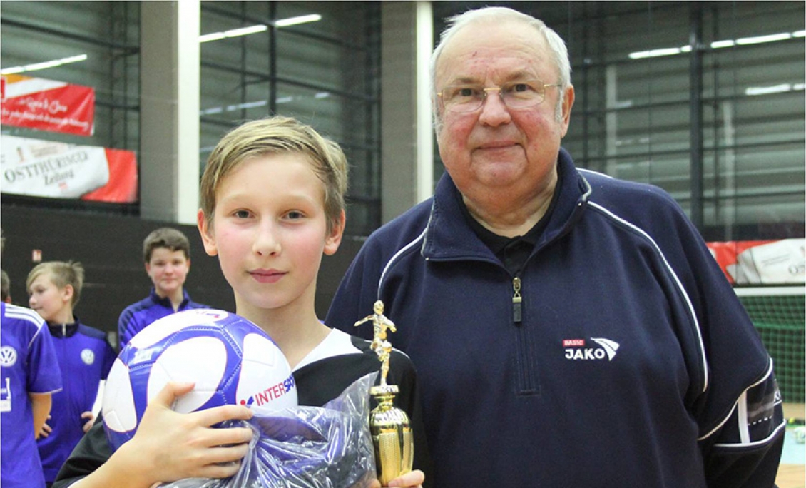 Foto: Gerhard Striegel stand einige Jahre eng an der Seite des Georg-Buschner-Hallenturniers f&uuml;r den Fu&szlig;ball-Nachwuchs.  Foto: F&ouml;rderverein/Uwe Gatzemann