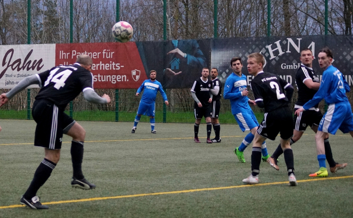 Foto: Nach 64 Minuten verletzungsbedingt ausscheiden musste RSV-Torj&auml;ger Lars H&auml;rtel (li.) auf dem Greizer Tempelwald und konnte seinem Team nicht mehr helfen. Foto: TINO PFADENHAUER