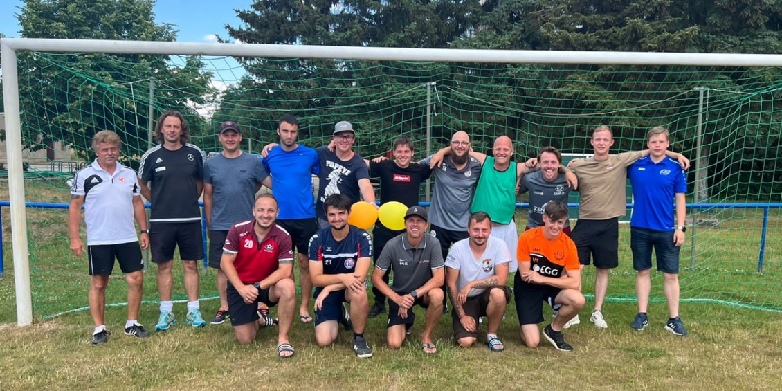 14 Fu&szlig;baller gingen in N&ouml;bdenitz an den Start, um Teamleiter zu werden. Ausbilder waren Walter Werner und J&ouml;rg Fleischer (hinten 1. und 2. von links).