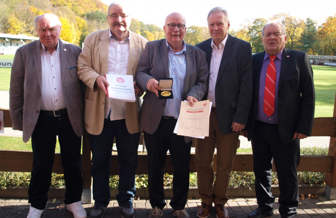 TFV-Pressesprecher Hartmut Gerlach (Mitte) hat anlässlich seines 70, Geburtstages die Ehrenplakette des KFA Ostthüringen erhalten. Überreicht wurde sie von den Ostthüringer Vertretern Günther Hoyer, Manfred Malinka, Wolfhardt Tomaschewski und Klaus Hübschmann (v.l.). 