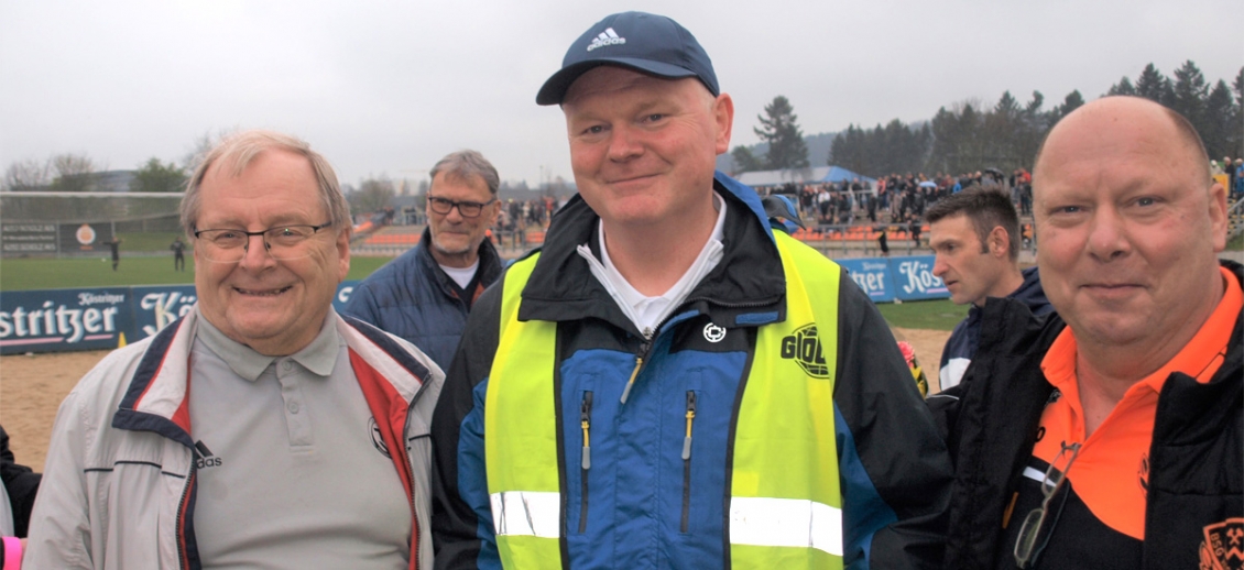 Vom KFA Ostth&uuml;ringen (v.l. Klaus H&uuml;bschmann und Rainer M&uuml;ller) wurde im April Holger Michaelis von der BSG Wismut Gera mit einer DFB-Uhr geehrt.