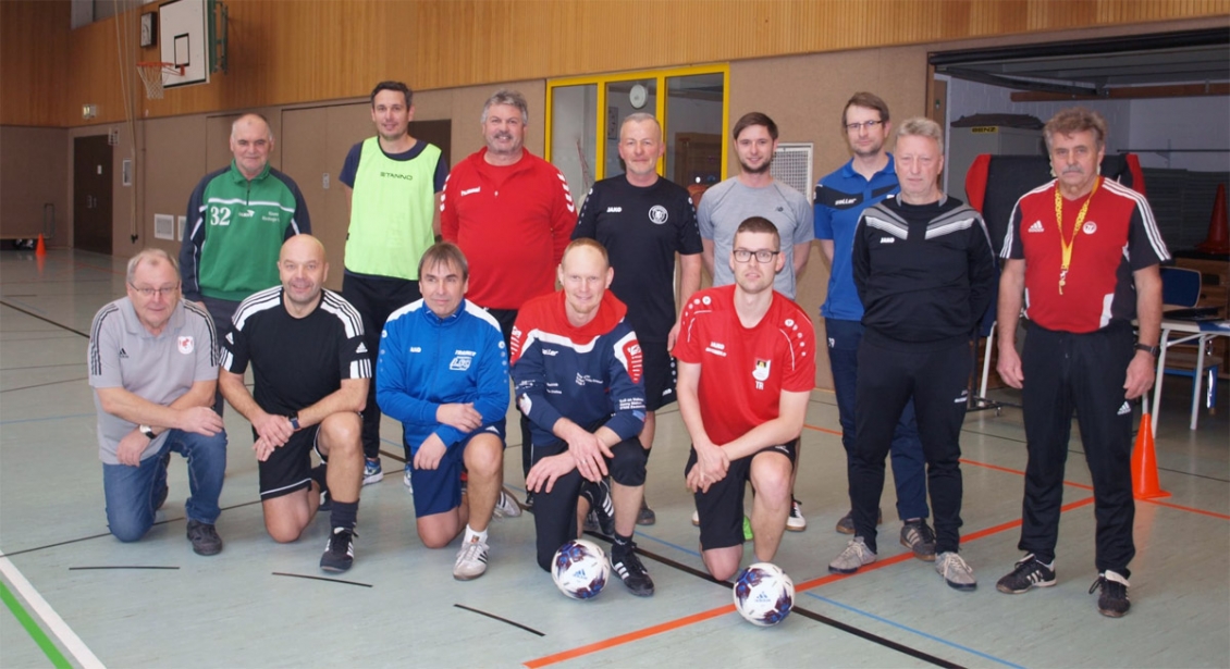 KFA-Quali-Chef Walter Werner (re.) mit einer Gruppe angehender Lizenz-Inhaber in Schm&ouml;lln.