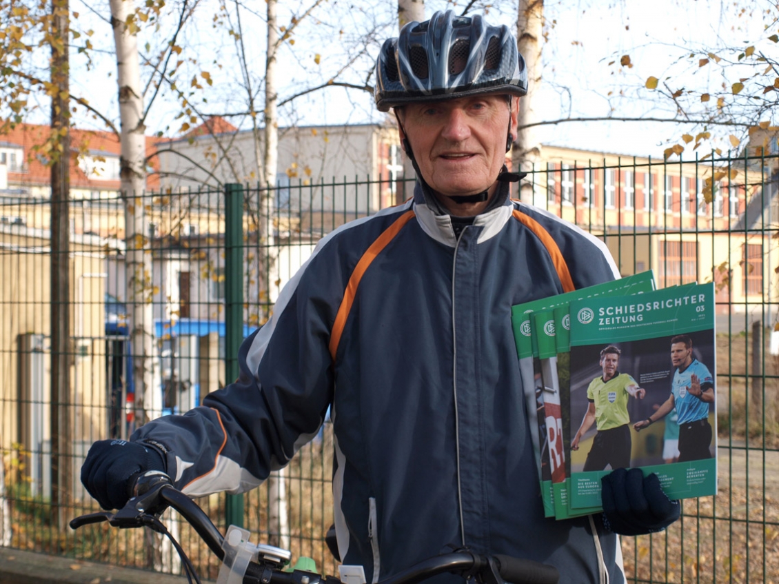 Der 79-jährige Schiedsrichter Karl-Heinz Biel hat während des Lockdowns 39 Schiedsrichter-Zeitungen mit dem Fahrrad in Gera an den Mann gebracht.